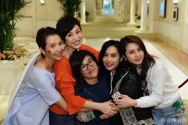 Lê Tư trẻ đẹp bên dàn đồng nghiệp TVB Le Tu tre dep ben dan dong nghiep TVB
