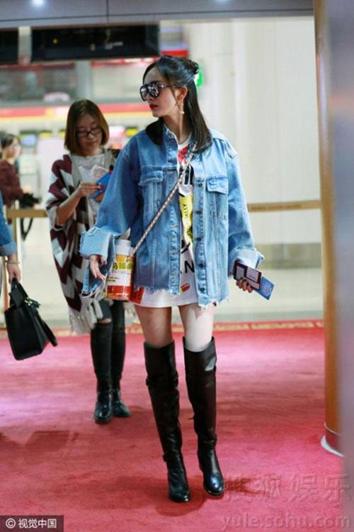 Dương Mịch ăn gian tuổi với loạt áo khoác denim hình ảnh 8 duong mich an gian tuoi voi loat ao khoac denim hinh anh 8