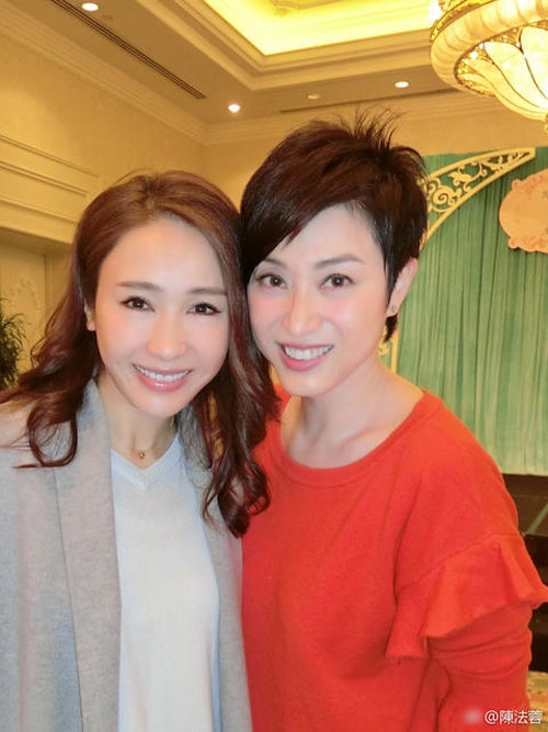 Lê Tư trẻ đẹp bên dàn đồng nghiệp TVB Le Tu tre dep ben dan dong nghiep TVB