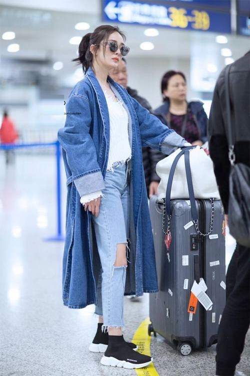 Dương Mịch ăn gian tuổi với loạt áo khoác denim hình ảnh 1 duong mich an gian tuoi voi loat ao khoac denim hinh anh 1