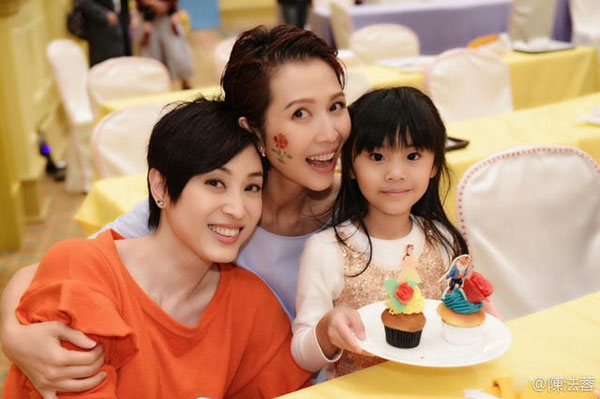 Lê Tư trẻ đẹp bên dàn đồng nghiệp TVB Le Tu tre dep ben dan dong nghiep TVB