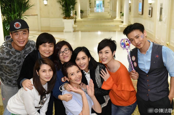 Lê Tư trẻ đẹp bên dàn đồng nghiệp TVB Le Tu tre dep ben dan dong nghiep TVB