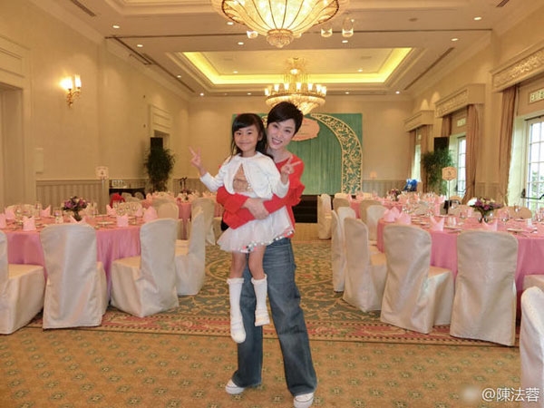Lê Tư trẻ đẹp bên dàn đồng nghiệp TVB Le Tu tre dep ben dan dong nghiep TVB