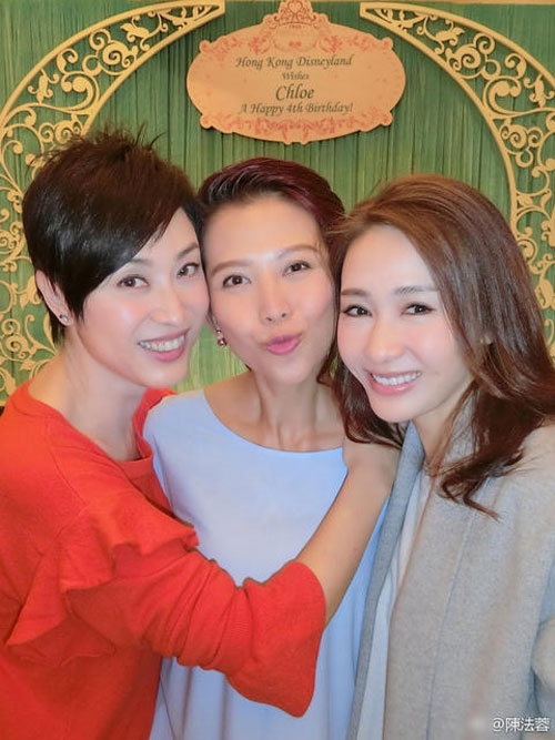Lê Tư trẻ đẹp bên dàn đồng nghiệp TVB Le Tu tre dep ben dan dong nghiep TVB