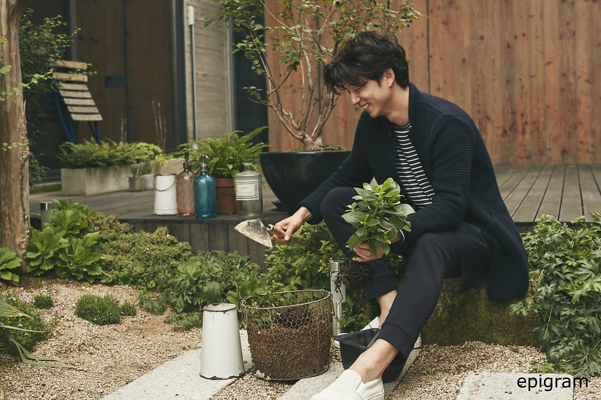Sau 'thần chết' lại đến lượt 'yêu tinh' Gong Yoo đốn tim fan bằng loạt ảnh đời thường quyến rũ