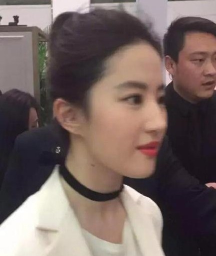 Lưu Diệc Phi khiến fan dậy sóng vì bị chụp lén vẫn đẹp như thần tiên