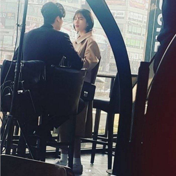 Suzy bị bắt gặp khi đang 'cặp kè' với trai đẹp tại quán cà phê