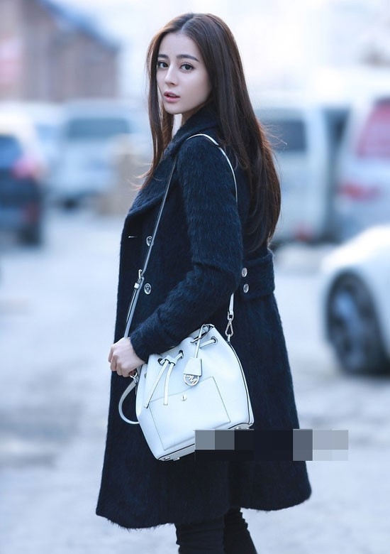 Street style ấn tượng của mỹ nữ Tân Cương - Địch Lệ Nhiệt Ba