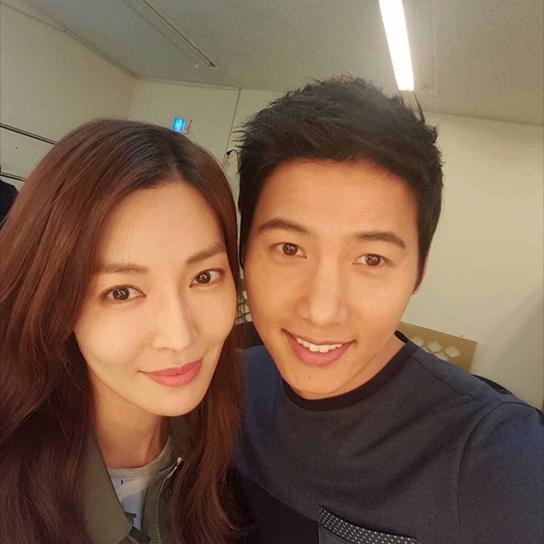 Kim So Yeon đăng ảnh selfie cùng Lee Sang Woo lên instagram và nhận được nhiều lời chúc mừng của mọi người