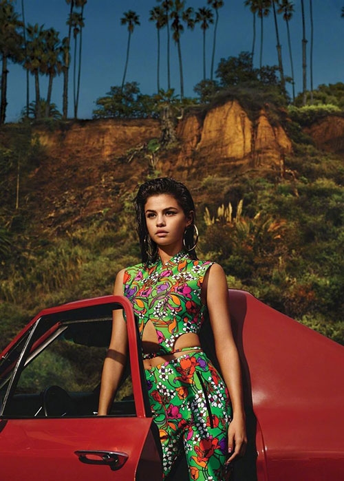Selena Gomez tái xuất sexy với bikini rực rỡ sau bạo bệnh hình ảnh 5 selena gomez tai xuat sexy voi bikini ruc ro sau bao benh hinh anh 5