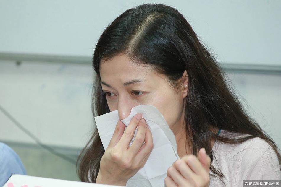 'Vợ hờ' khóc như mưa than trách Thành Long 'vắt cổ chày ra nước'