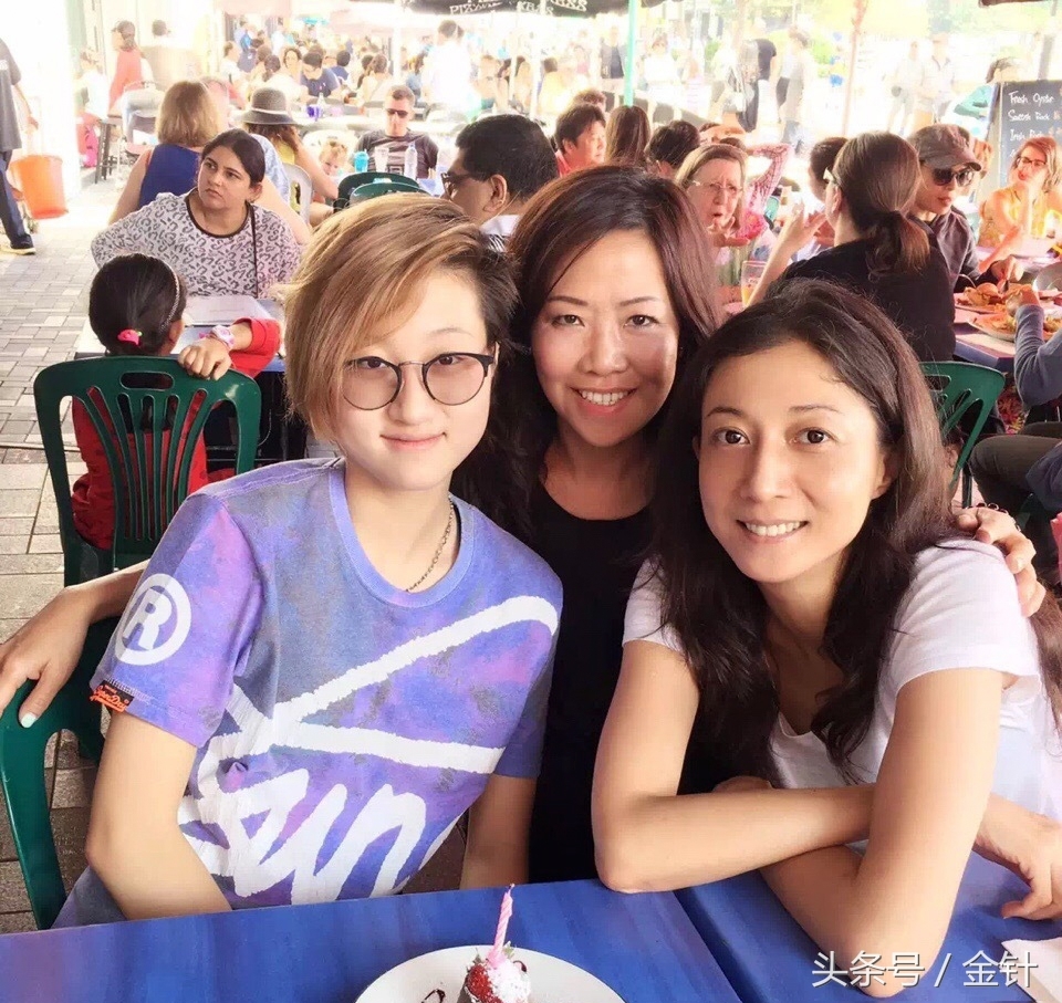 'Vợ hờ' khóc như mưa than trách Thành Long 'vắt cổ chày ra nước'