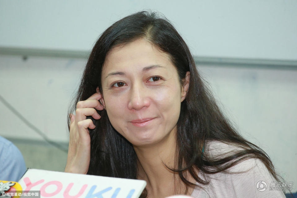 'Vợ hờ' khóc như mưa than trách Thành Long 'vắt cổ chày ra nước'