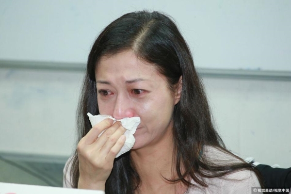 'Vợ hờ' khóc như mưa than trách Thành Long 'vắt cổ chày ra nước'