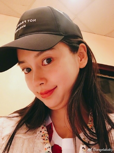 Ở cữ hơn 2 tháng, AngelaBaby tự tin khoe nọng cằm