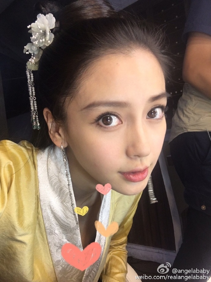 Ở cữ hơn 2 tháng, AngelaBaby tự tin khoe nọng cằm