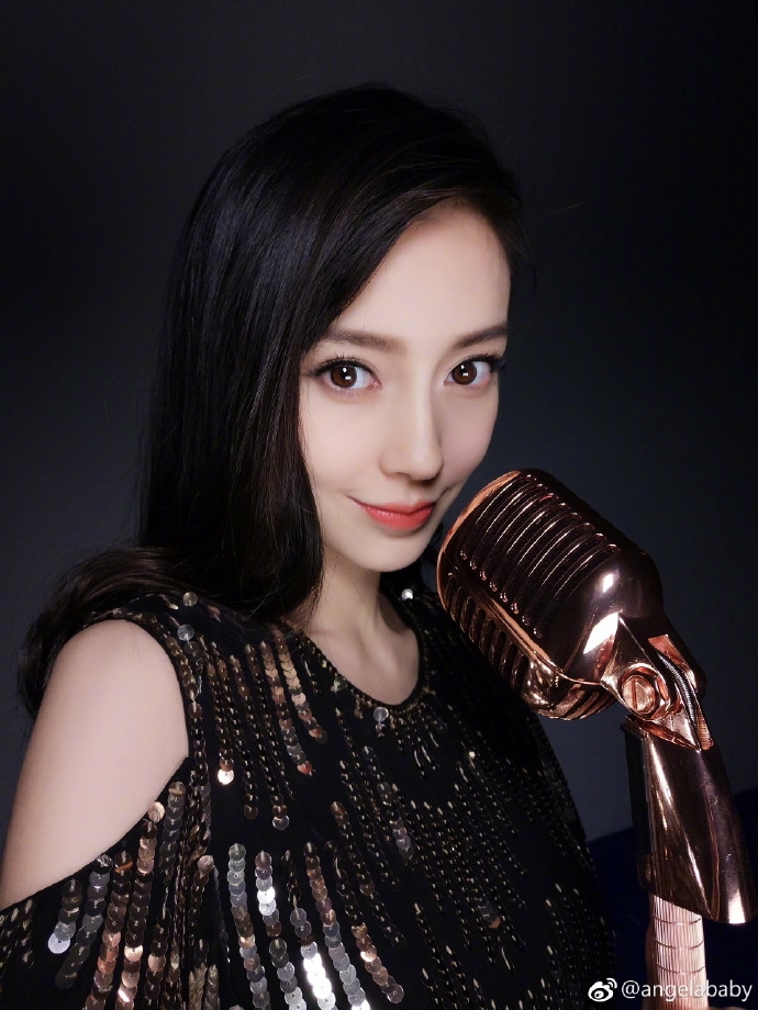 Ở cữ hơn 2 tháng, AngelaBaby tự tin khoe nọng cằm