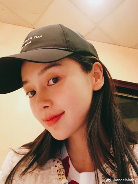 Ở cữ hơn 2 tháng, AngelaBaby tự tin khoe nọng cằm