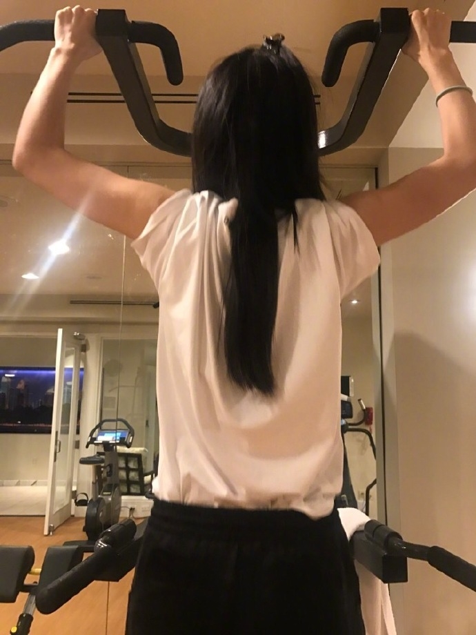 Ở cữ hơn 2 tháng, AngelaBaby tự tin khoe nọng cằm