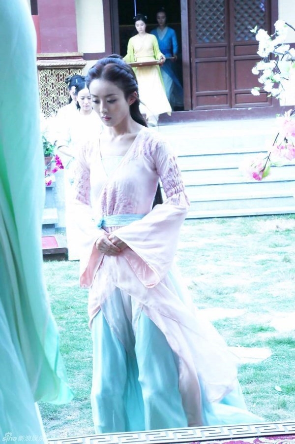 Triệu Lệ Dĩnh: Từ mặt 'bánh bao' đến gầy tong teo