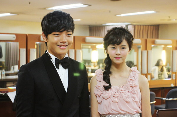 Nhìn lại hình ảnh từ nhỏ đến nay để thấy 'hoàng tử bé' Yeo Jin Goo đã trưởng thành thật rồi