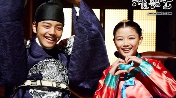 Nhìn lại hình ảnh từ nhỏ đến nay để thấy 'hoàng tử bé' Yeo Jin Goo đã trưởng thành thật rồi