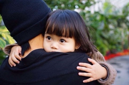 Ngắm những cô con gái nhà sao Hoa ngữ khiến bố mẹ lo sốt vó vì quá xinh