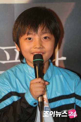 Nhìn lại hình ảnh từ nhỏ đến nay để thấy 'hoàng tử bé' Yeo Jin Goo đã trưởng thành thật rồi