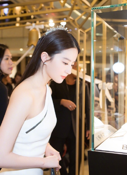 Xuất hiện tròn trịa mũm mĩm, Lưu Diệc Phi dính tin đồn mang thai