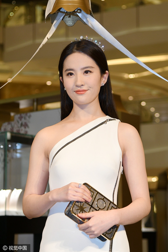Xuất hiện tròn trịa mũm mĩm, Lưu Diệc Phi dính tin đồn mang thai