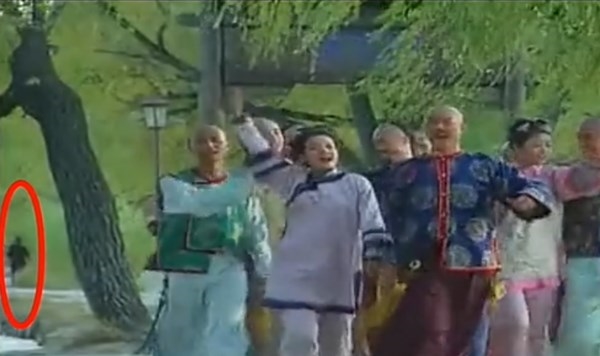 Sau 20 năm gây sốt, 'Hoàn Châu Cách Cách' vẫn bị soi ra cả 'rổ sạn'