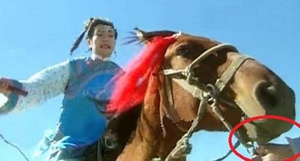 Sau 20 năm gây sốt, 'Hoàn Châu Cách Cách' vẫn bị soi ra cả 'rổ sạn'