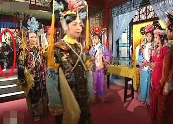 Sau 20 năm gây sốt, 'Hoàn Châu Cách Cách' vẫn bị soi ra cả 'rổ sạn'