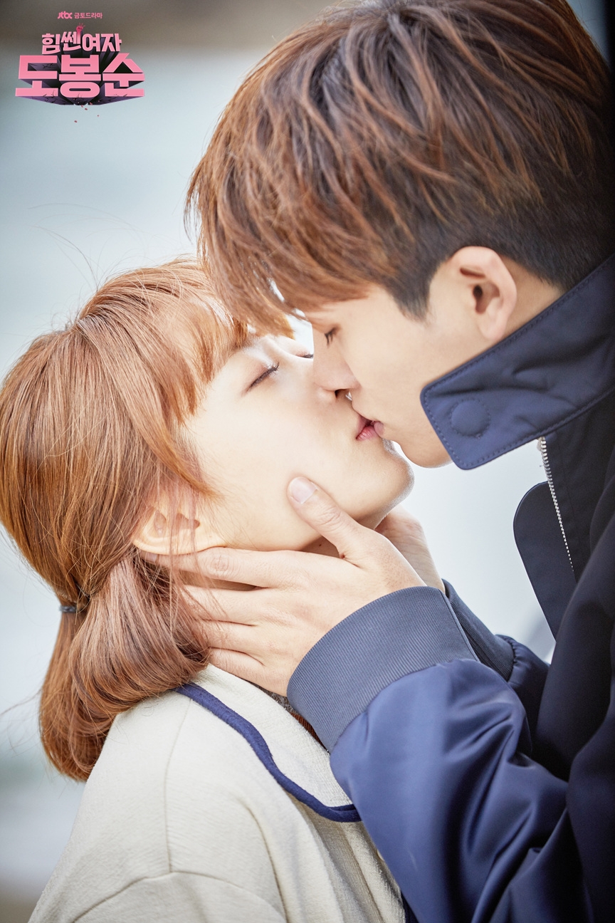 Park Bo Young - Park Hyung Sik quá thân thiết khiến cả nhân viên làm