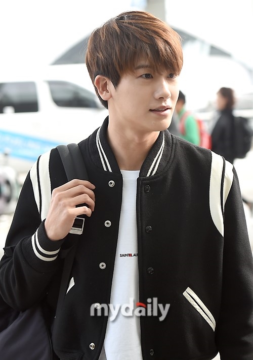 Park Hyung Sik và Ji Soo nhiệt tình thả tim với fan, cùng đoàn phim 'Do Bong Soon' lên đường du lịch