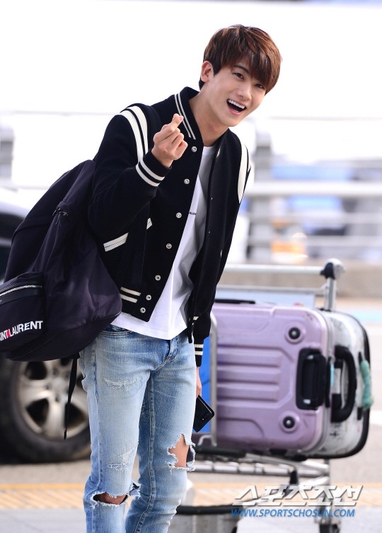 Park Hyung Sik và Ji Soo nhiệt tình thả tim với fan, cùng đoàn phim 'Do Bong Soon' lên đường du lịch