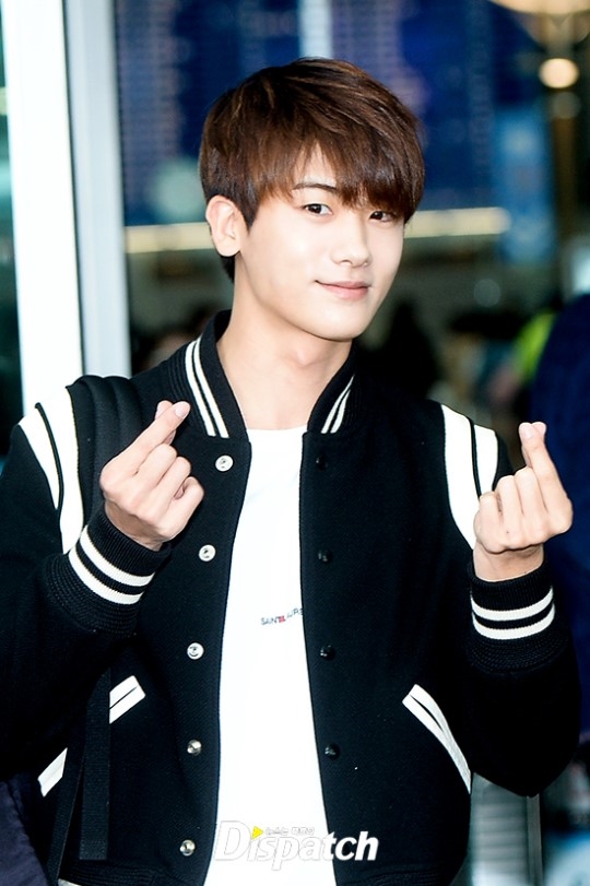 Park Hyung Sik và Ji Soo nhiệt tình thả tim với fan, cùng đoàn phim 'Do Bong Soon' lên đường du lịch