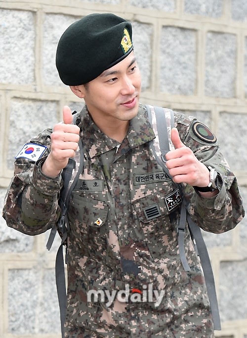 Trưởng nhóm tài năng Jung Yunho của nhóm TVXQ! điển trai ngày xuất ngũ