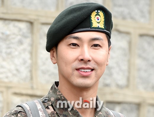 Trưởng nhóm tài năng Jung Yunho của nhóm TVXQ! điển trai ngày xuất ngũ