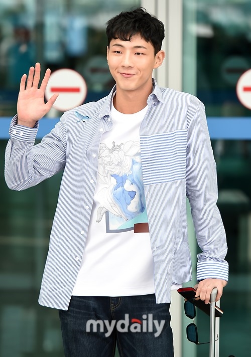 Park Hyung Sik và Ji Soo nhiệt tình thả tim với fan, cùng đoàn phim 'Do Bong Soon' lên đường du lịch
