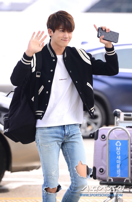 Park Hyung Sik và Ji Soo nhiệt tình thả tim với fan, cùng đoàn phim 'Do Bong Soon' lên đường du lịch