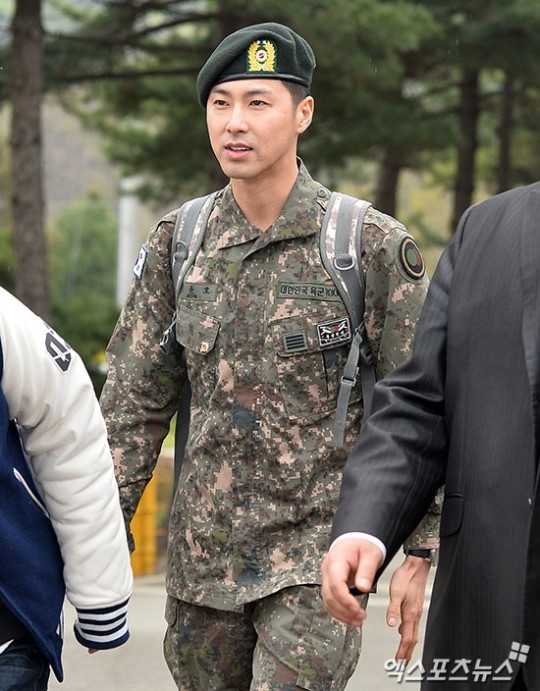Trưởng nhóm tài năng Jung Yunho của nhóm TVXQ! điển trai ngày xuất ngũ