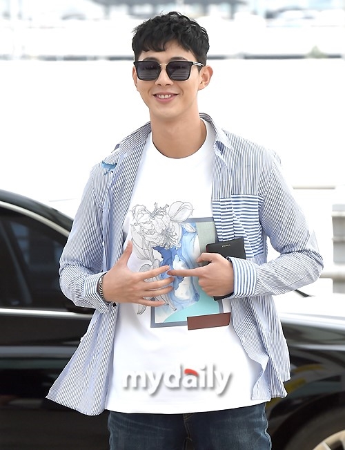 Park Hyung Sik và Ji Soo nhiệt tình thả tim với fan, cùng đoàn phim 'Do Bong Soon' lên đường du lịch