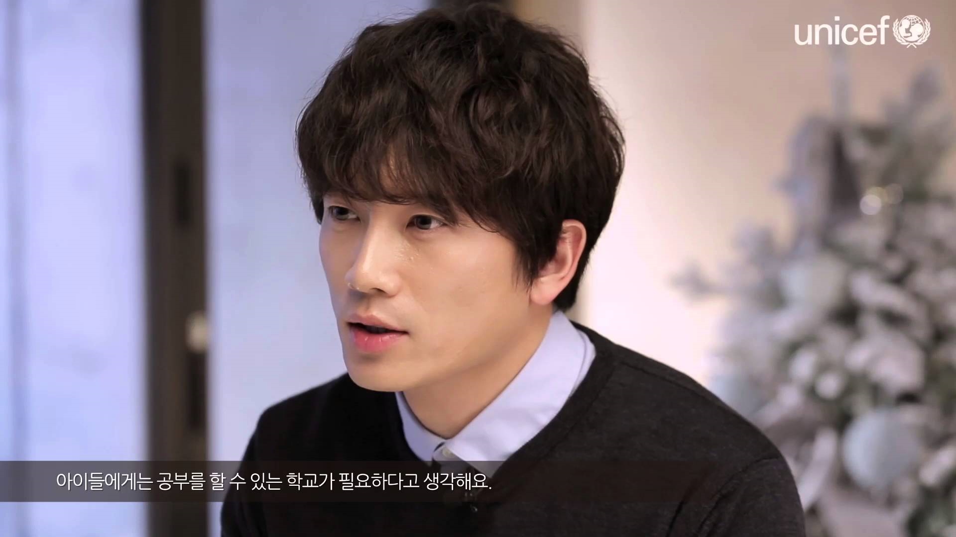 Vợ chồng Ji Sung - Lee Bo Young tiếp tục làm fan nức lòng khi âm thầm làm từ thiện