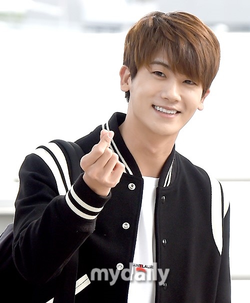 Park Hyung Sik và Ji Soo nhiệt tình thả tim với fan, cùng đoàn phim 'Do Bong Soon' lên đường du lịch