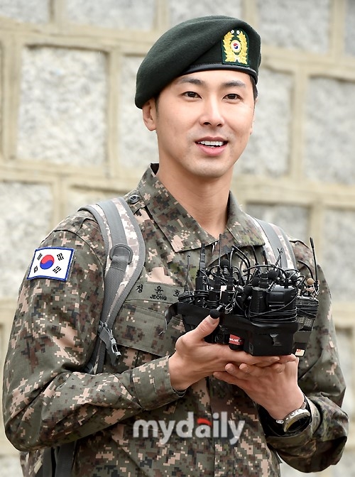Trưởng nhóm tài năng Jung Yunho của nhóm TVXQ! điển trai ngày xuất ngũ