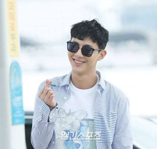 Park Hyung Sik và Ji Soo nhiệt tình thả tim với fan, cùng đoàn phim 'Do Bong Soon' lên đường du lịch