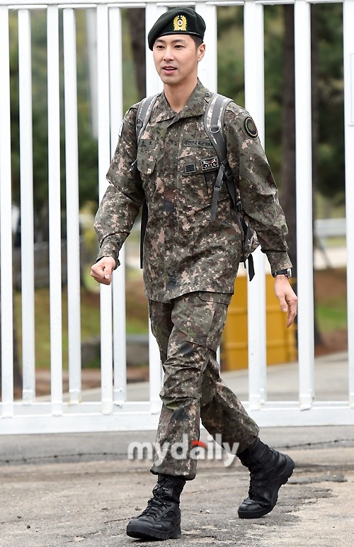 Trưởng nhóm tài năng Jung Yunho của nhóm TVXQ! điển trai ngày xuất ngũ
