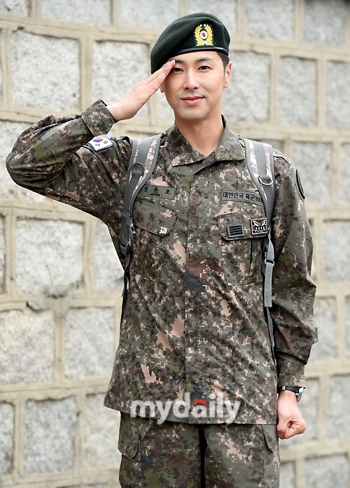 Trưởng nhóm tài năng Jung Yunho của nhóm TVXQ! điển trai ngày xuất ngũ