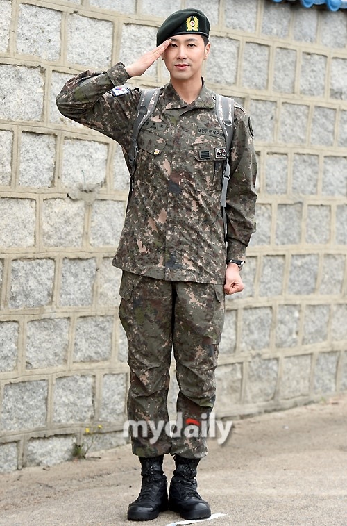 Trưởng nhóm tài năng Jung Yunho của nhóm TVXQ! điển trai ngày xuất ngũ